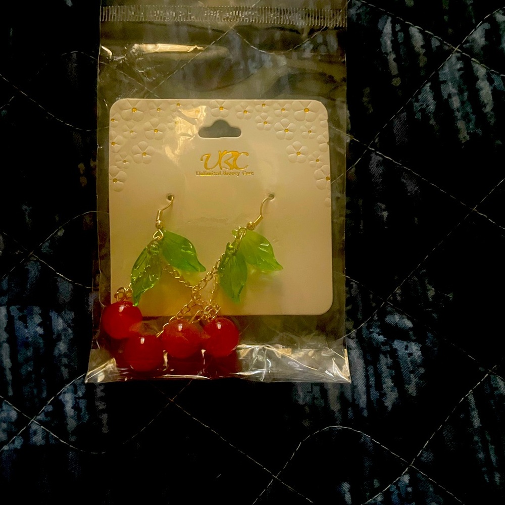 Women’s earrings super cute brand new with tags they are 🍒